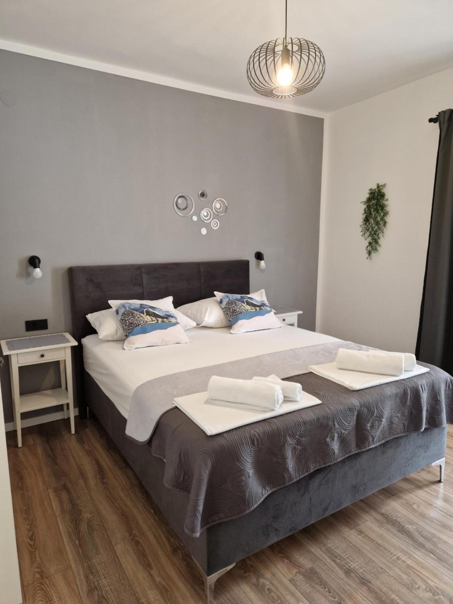 Apartments Jadranka Новаля Екстер'єр фото